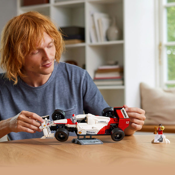 LEGO Icons (Creator Expert) 10330 — McLaren MP4/4 și Ayrton Senna – imagine 5