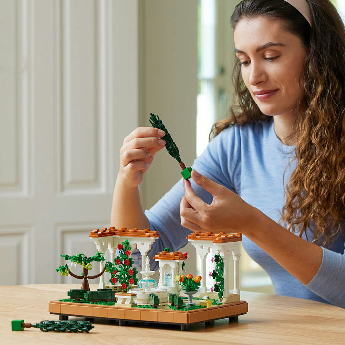 LEGO Icons (Creator Expert) 10359 — Gradina cu fantana – imagine 8