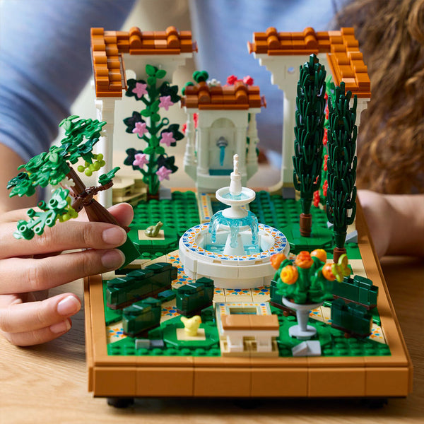 LEGO Icons (Creator Expert) 10359 — Gradina cu fantana – imagine 6