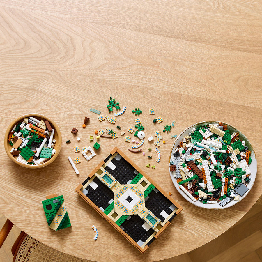 LEGO Icons (Creator Expert) 10359 — Gradina cu fantana – imagine 7