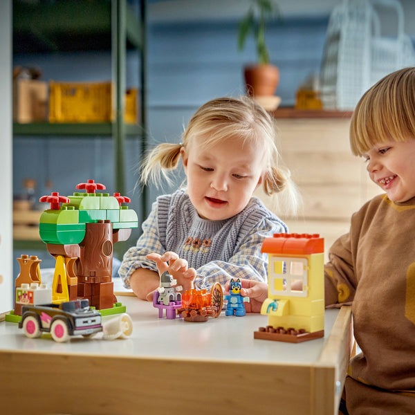 LEGO DUPLO 10469 — Muffin și Blue, fetele care aduc pizza – imagine 4