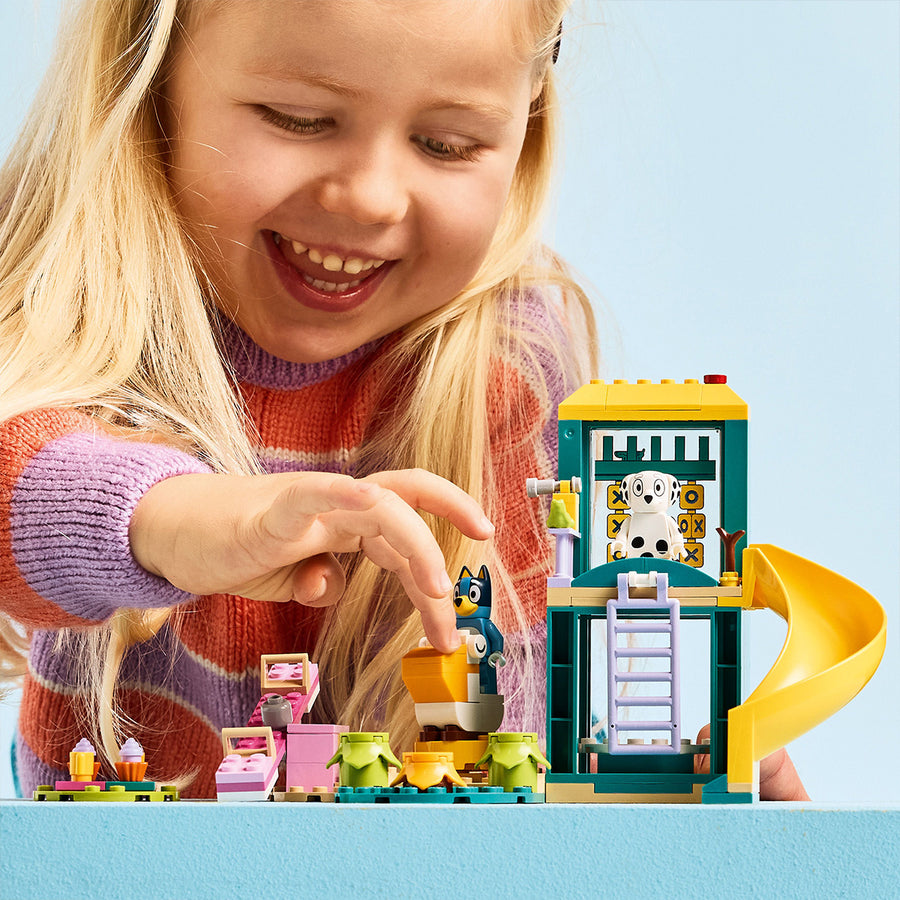 LEGO Bluey 11201 — Distractie la locul de joaca cu Blue și Chloe – imagine 6
