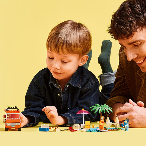 LEGO Bluey 11202 — Calatoria familiei lui Blue cu masina la plaja – imagine 4