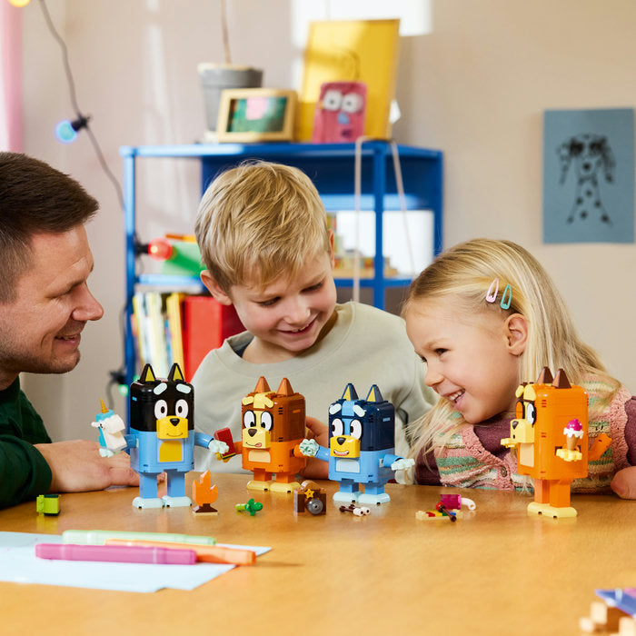 LEGO Bluey 11217 — Familia lui Blue din cărămizi – imagine 5