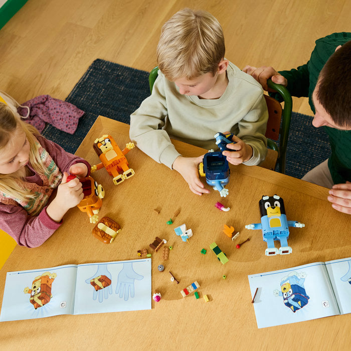 LEGO Bluey 11217 — Familia lui Blue din cărămizi – imagine 9
