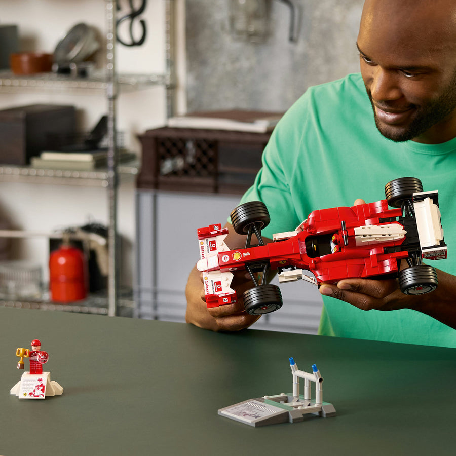 LEGO Icons (Creator Expert) 11375 — Ferrari F2004 și Michael Schumacher – imagine 4