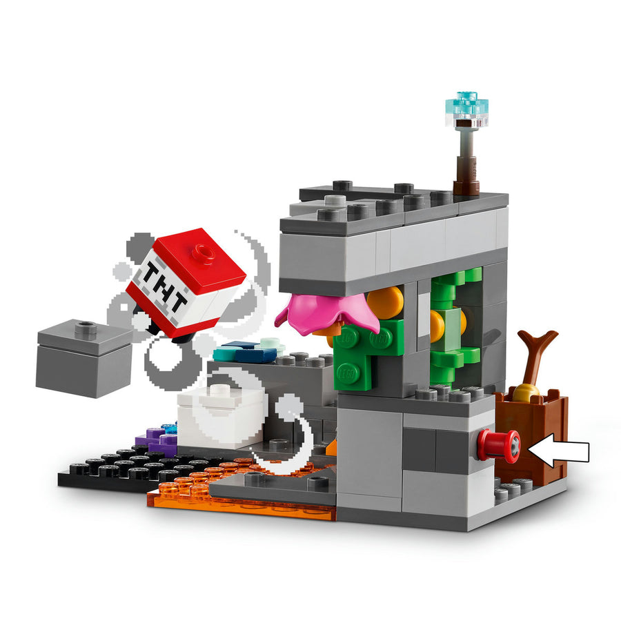 LEGO Minecraft 21274 — Întâlnirea cu Temnicerul – imagine 7