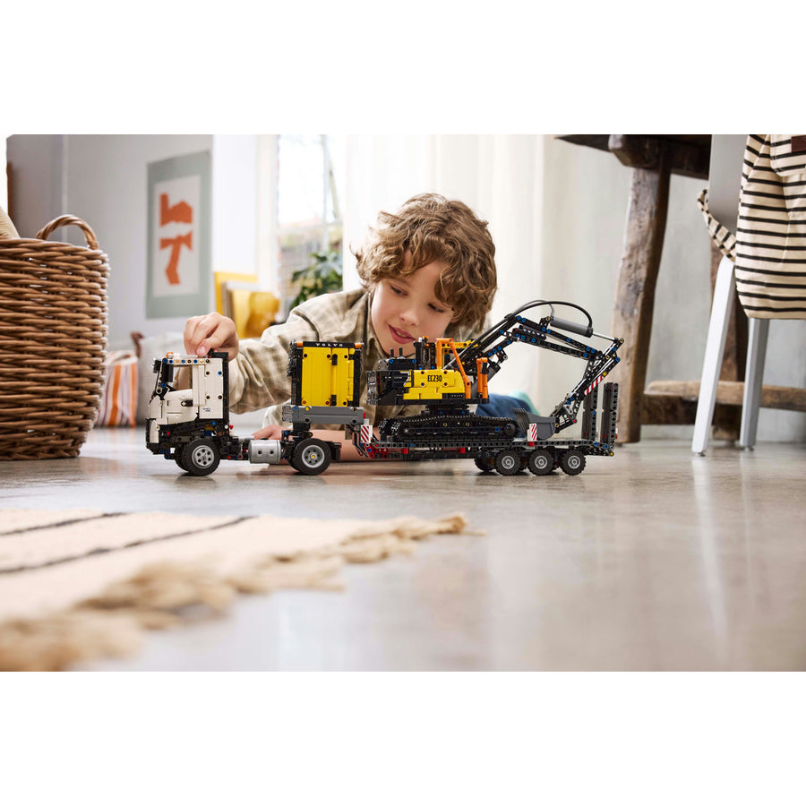 LEGO Technic 42175 — Camionul FMX și excavatorul electric EC230 de la Volvo – imagine 5