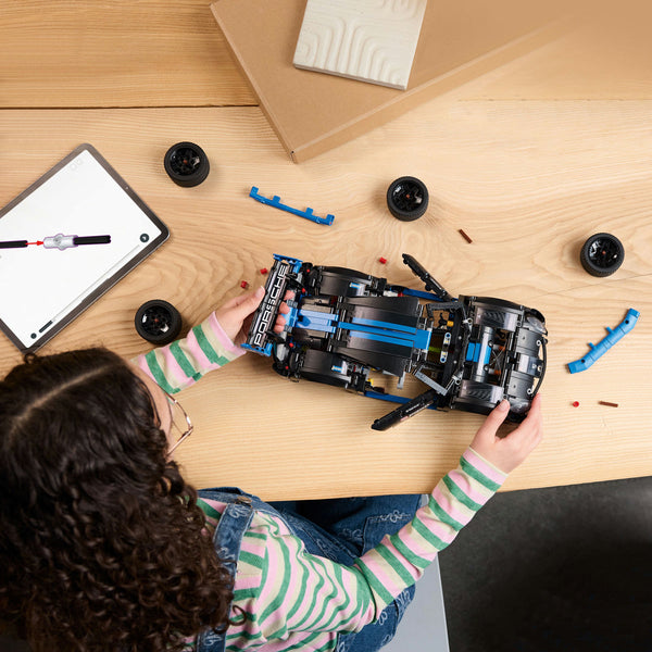 LEGO Technic 42176 — Masina de curse Porsche GT4 e-Performance – imagine 4