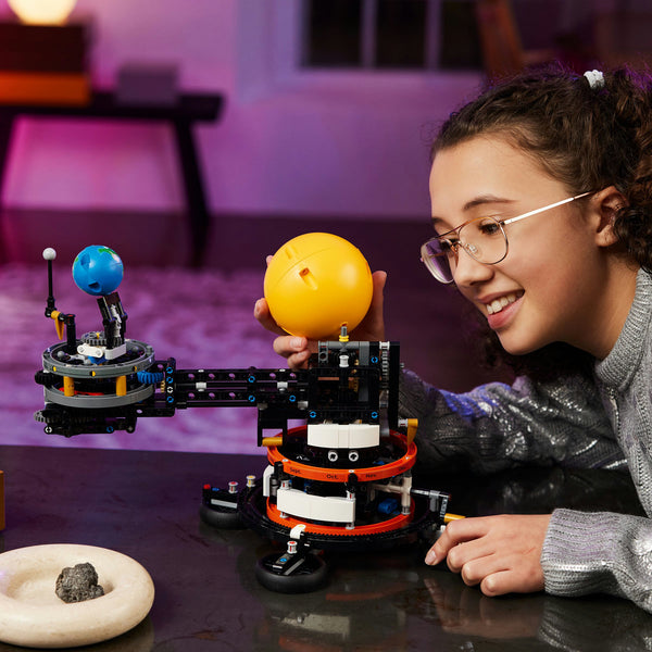 LEGO Technic 42179 — Planeta Pamant și Luna pe orbita – imagine 4