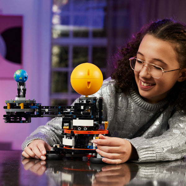 LEGO Technic 42179 — Planeta Pamant și Luna pe orbita – imagine 5