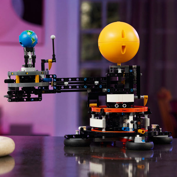 LEGO Technic 42179 — Planeta Pamant și Luna pe orbita – imagine 6