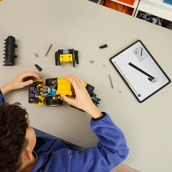 LEGO Technic 42209 — Încărcător frontal Volvo L120 Electric – imagine 4