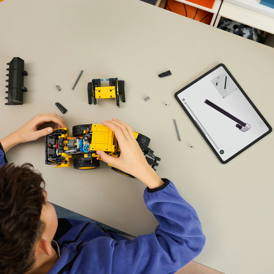 LEGO Technic 42209 — Încărcător frontal Volvo L120 Electric – imagine 4