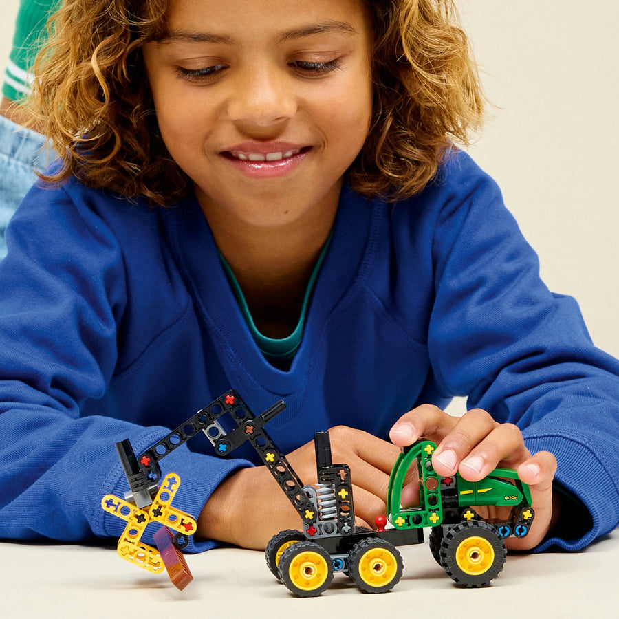 LEGO Technic 42218 — Utilaj de tăiat și stivuit copaci John Deere 1470H – imagine 4