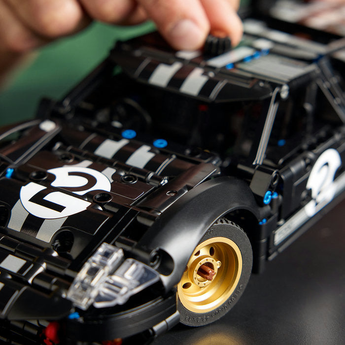 LEGO Technic 42223 — Mașina de curse 1966 Ford GT40 MKII – imagine 9