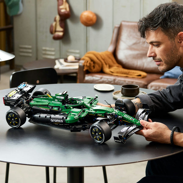 LEGO Technic 42240 — Masina F1 Aston Martin Aramco AMR25 – imagine 4