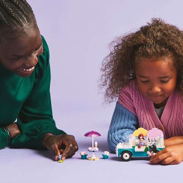 LEGO Friends 42644 — Furgoneta de înghetata în orasul Heartlake – imagine 7