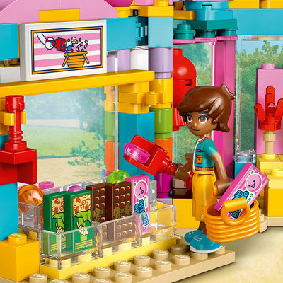 LEGO Friends 42649 — Magazinul de dulciuri din orasul Heartlake – imagine 9