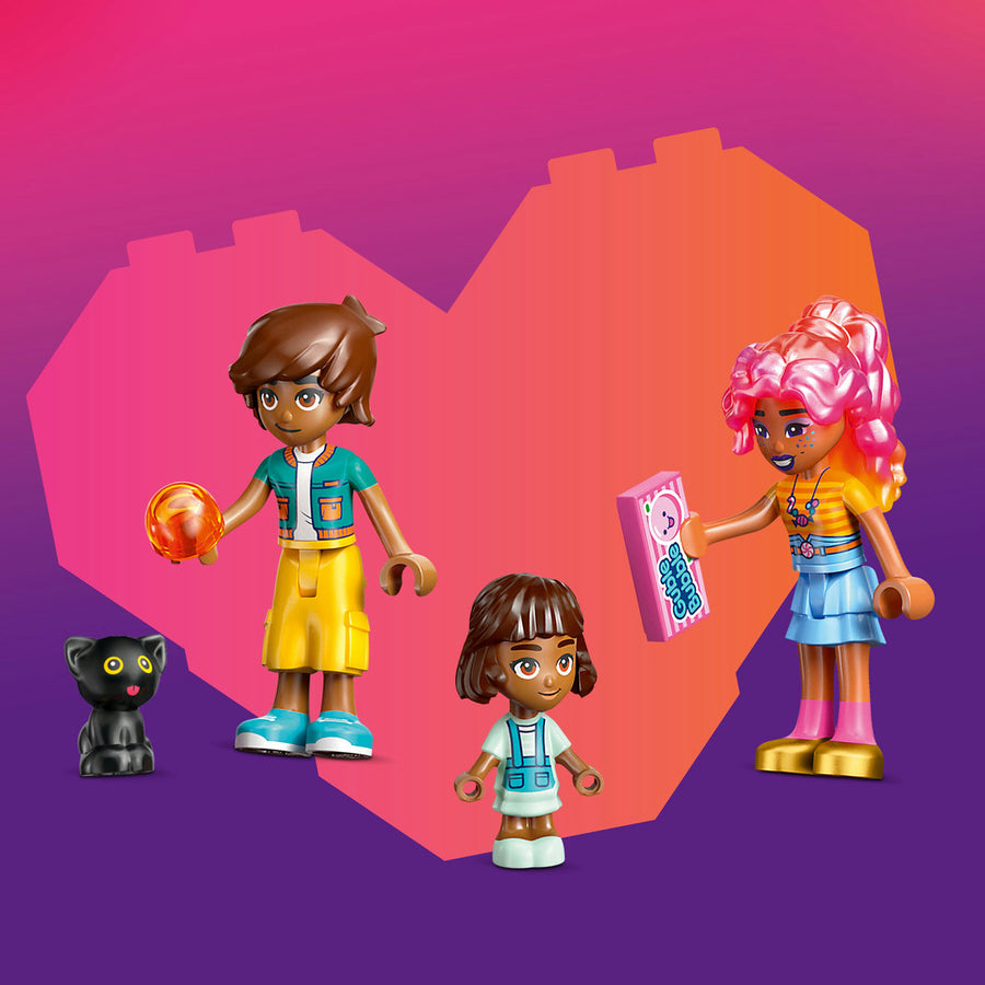 LEGO Friends 42649 — Magazinul de dulciuri din orasul Heartlake – imagine 5