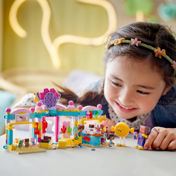 LEGO Friends 42649 — Magazinul de dulciuri din orasul Heartlake – imagine 7