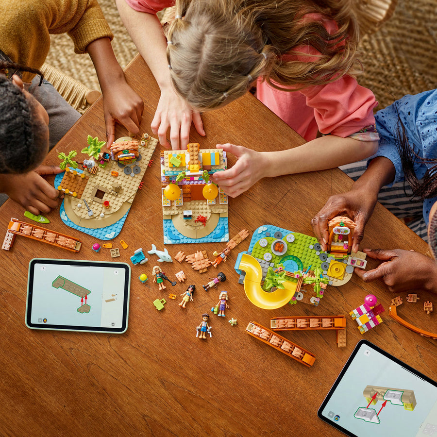 LEGO Friends 42673 — Stațiune de pe litoral pentru vacanță cu familia – imagine 6