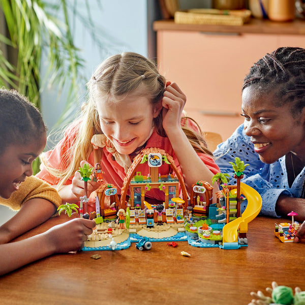 LEGO Friends 42673 — Stațiune de pe litoral pentru vacanță cu familia – imagine 7