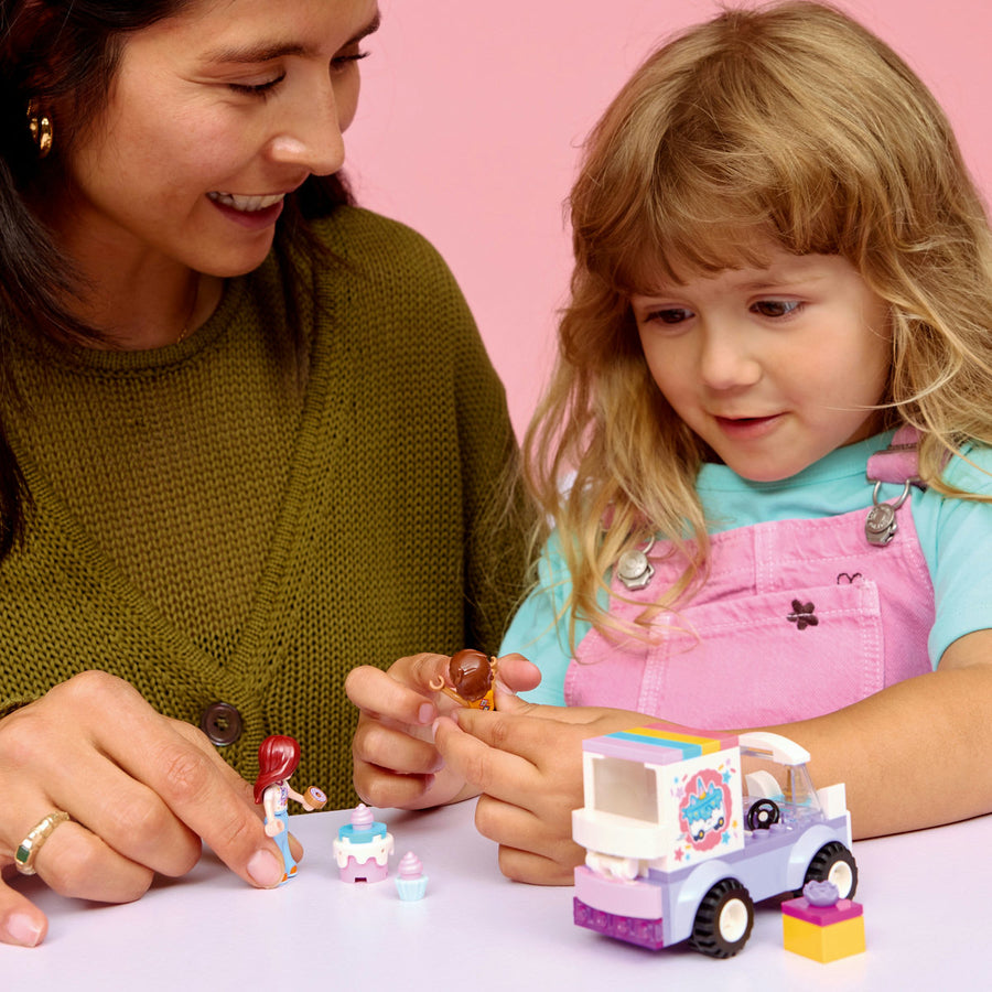 LEGO Friends 42675 — Mașină-unicorn pentru livrare de torturi – imagine 4