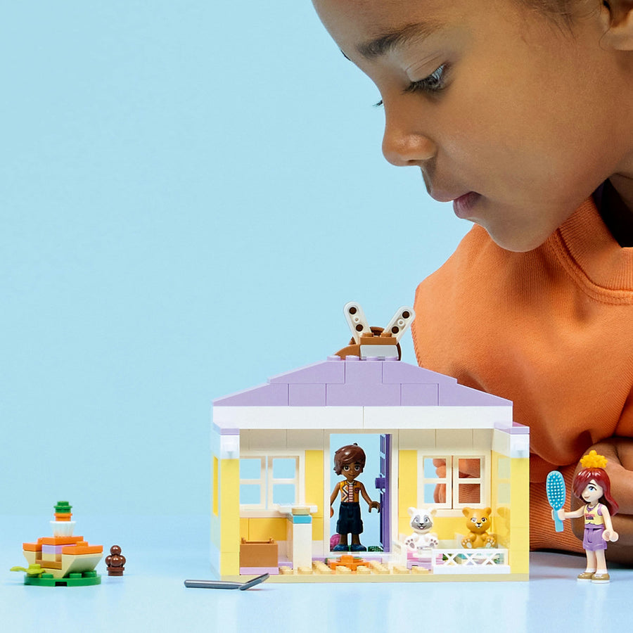 LEGO Friends 42679 — Hotel pentru iepurași în orașul Heartlake – imagine 4