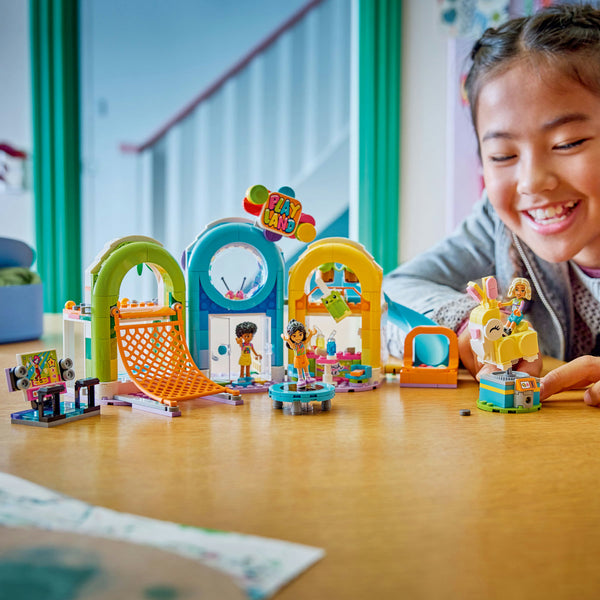 LEGO Friends 42686 — Loc de joacă la interior – imagine 4