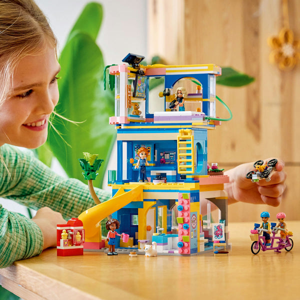 LEGO Friends 42689 — Clubul prietenilor din orașul Heartlake – imagine 4