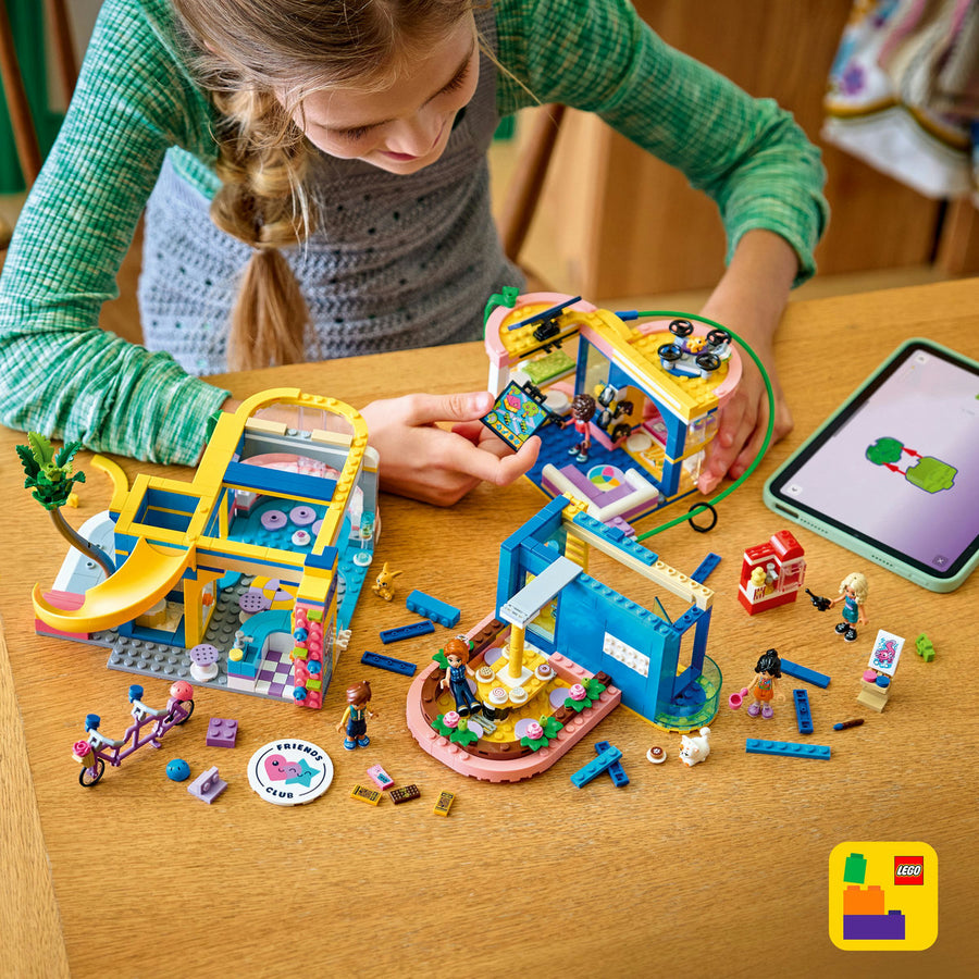 LEGO Friends 42689 — Clubul prietenilor din orașul Heartlake – imagine 6