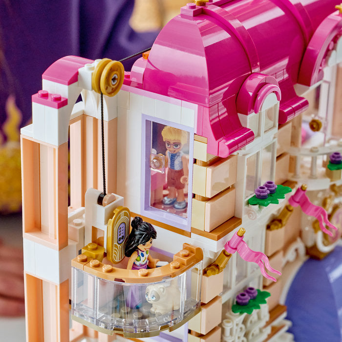 LEGO Friends 42704 — Grand Hotel din orașul Heartlake – imagine 9