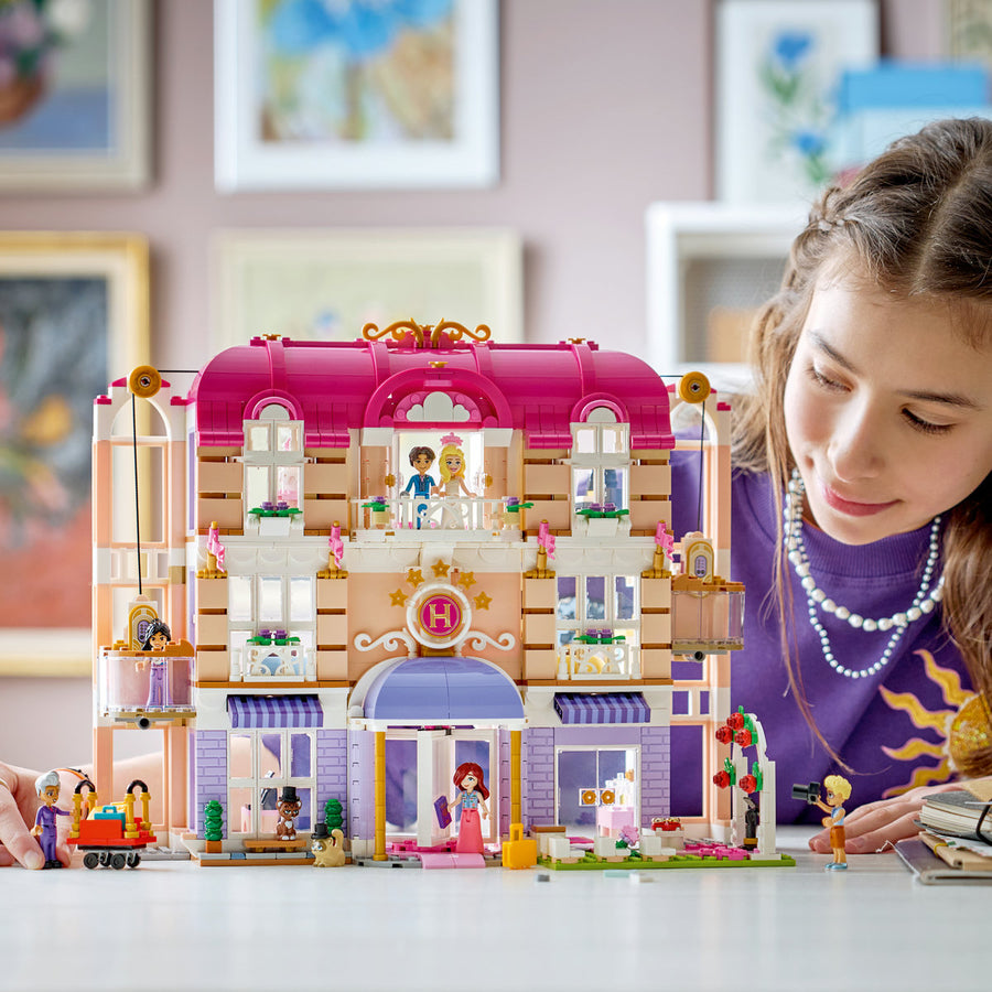LEGO Friends 42704 — Grand Hotel din orașul Heartlake – imagine 4