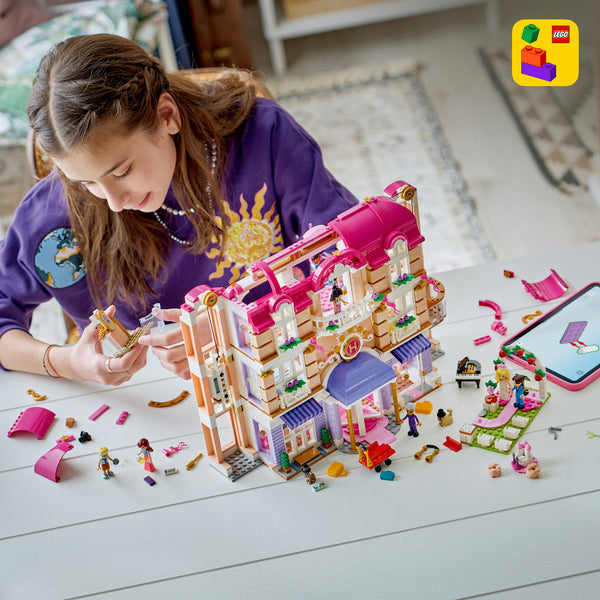 LEGO Friends 42704 — Grand Hotel din orașul Heartlake – imagine 6