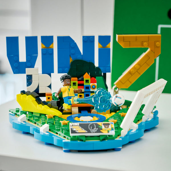 Spatele cutiei LEGO 43027 Vini Jr. cu detalii despre set
