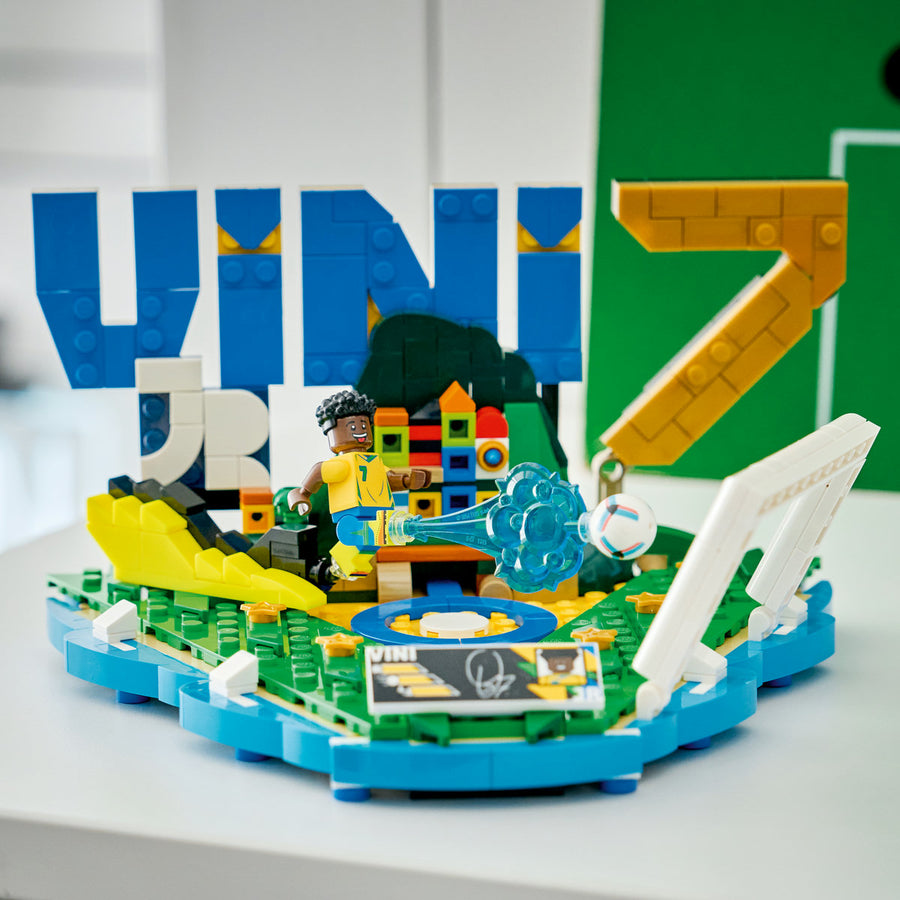 Spatele cutiei LEGO 43027 Vini Jr. cu detalii despre set