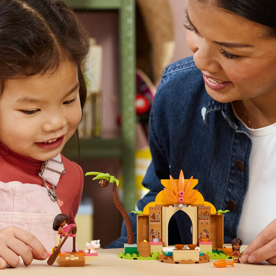 LEGO Disney 43282 — Casă tradițională și bărcuță – imagine 4