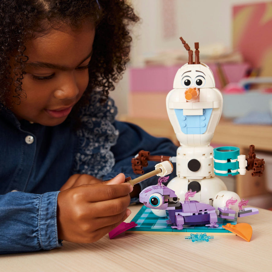 LEGO Disney 43287 — Distracție la picnic cu Olaf și Bruni – imagine 7