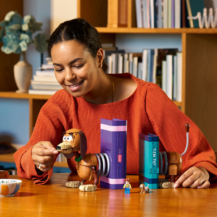 LEGO Disney 43301 — Opritoare de cărți Câinele Slinky din Povestea jucăriilor – imagine 8