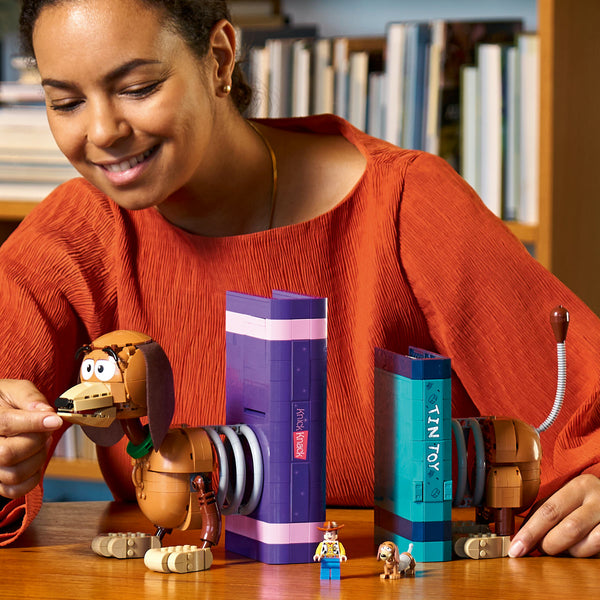LEGO Disney 43301 — Opritoare de cărți Câinele Slinky din Povestea jucăriilor – imagine 4