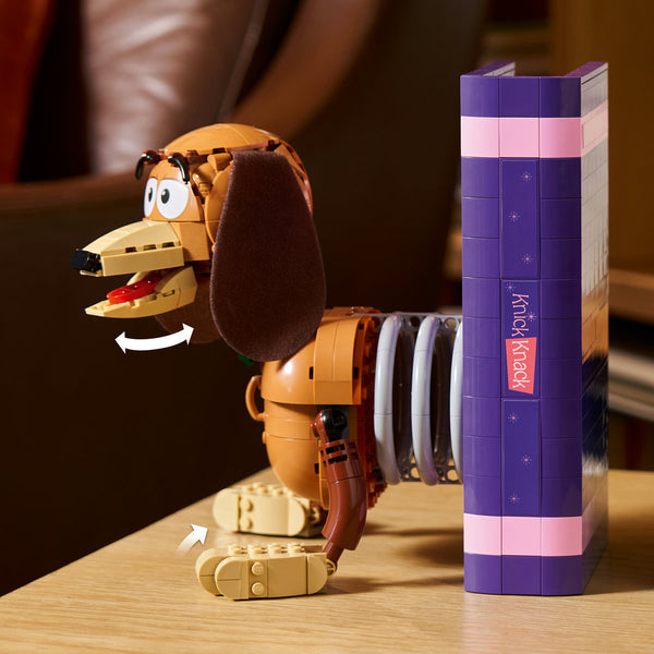 LEGO Disney 43301 — Opritoare de cărți Câinele Slinky din Povestea jucăriilor – imagine 7