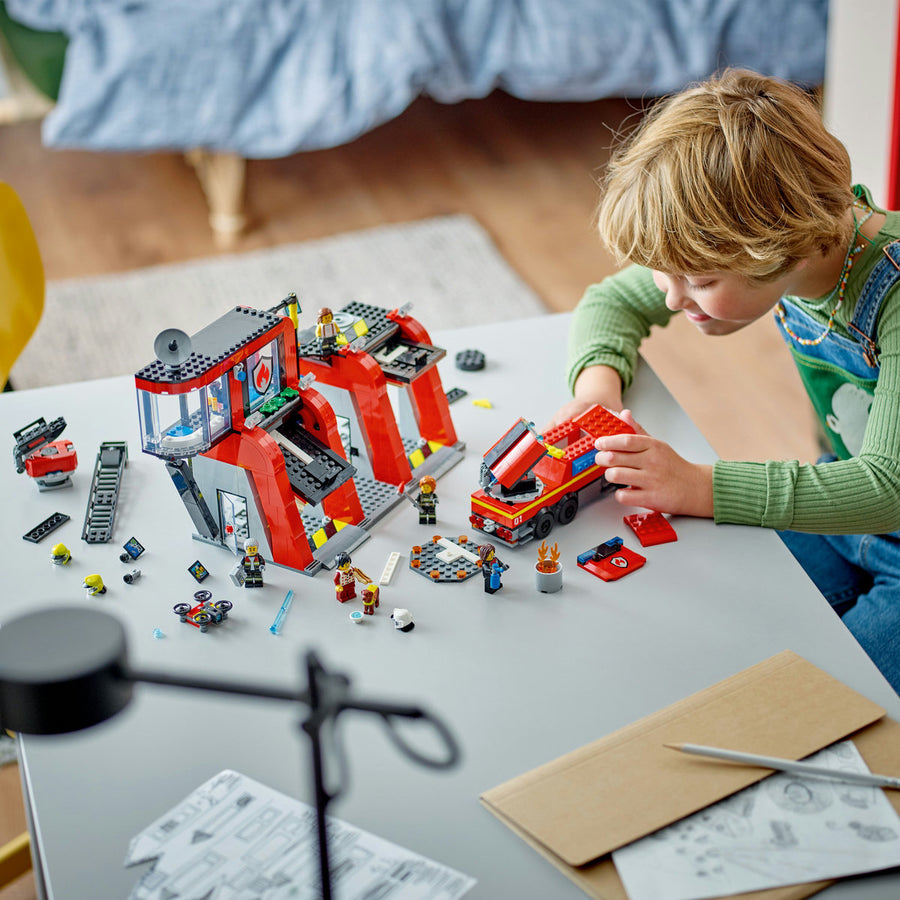 LEGO City 60414 — Statie și camion de pompieri – imagine 4
