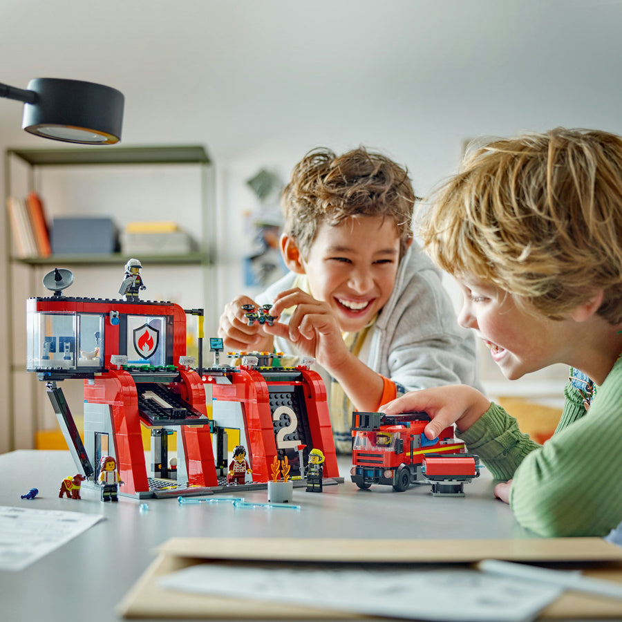 LEGO City 60414 — Statie și camion de pompieri – imagine 5