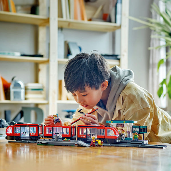 LEGO City 60423 — Statie și tramvai in centrul orasului – imagine 5