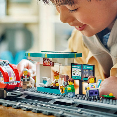 LEGO City 60423 — Statie și tramvai in centrul orasului – imagine 7