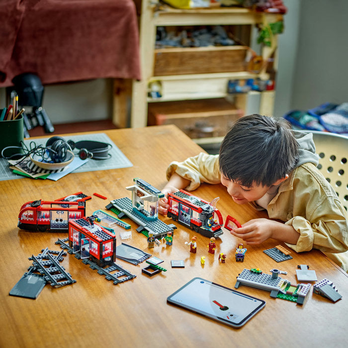 LEGO City 60423 — Statie și tramvai in centrul orasului – imagine 9