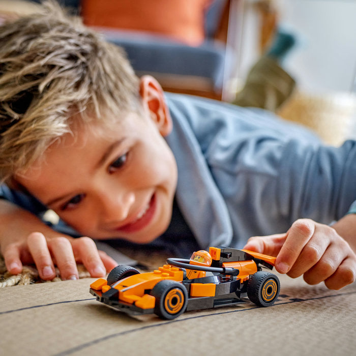 LEGO City 60442 — Pilot F1 cu masina de curse McLaren – imagine 8