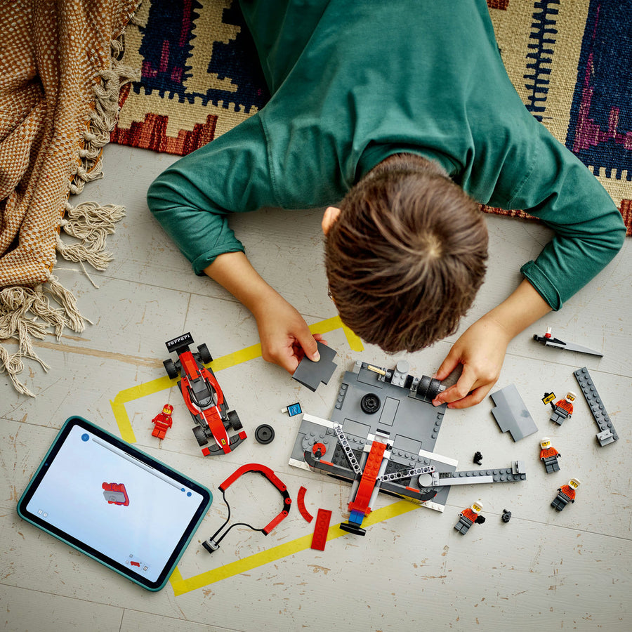 LEGO City 60443 — Boxa și mecanici F1 cu masina Ferrari – imagine 6