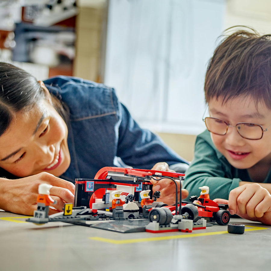 LEGO City 60443 — Boxa și mecanici F1 cu masina Ferrari – imagine 7